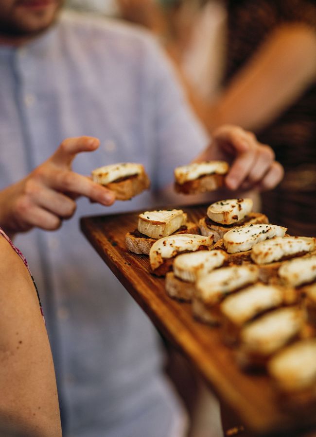 Toasted bread with goat cheese